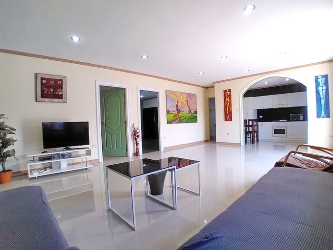 House for Sale East Pattaya showing the living, dining and kitchen areas 