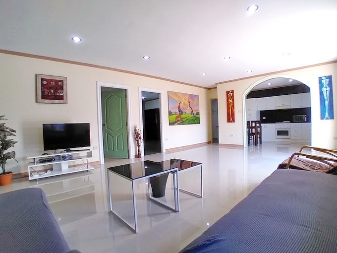 House for Sale East Pattaya showing the living, dining and kitchen areas House for Sale East Pattaya showing the living, dining and kitchen areas