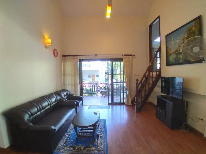 House for sale East Pattaya showing the living room 