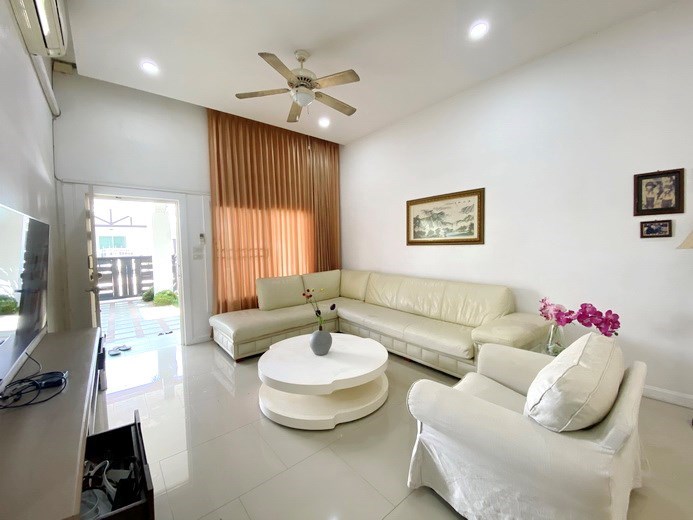 House for sale East Pattaya showing the living room 