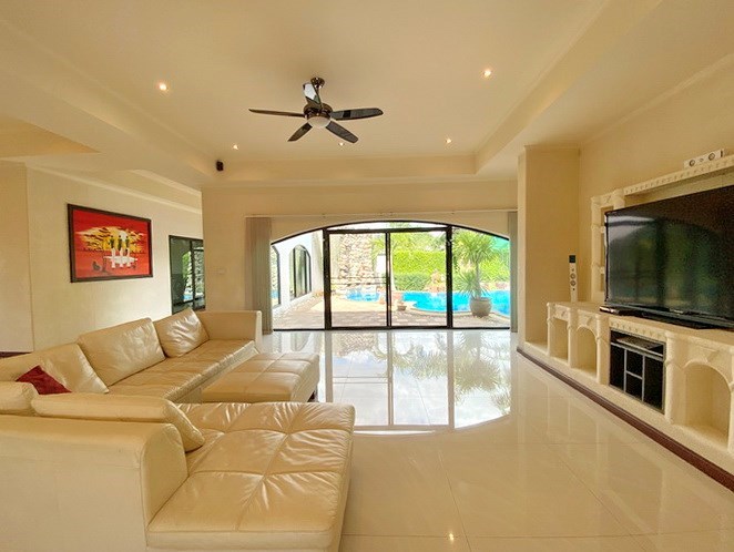 House for sale East Pattaya showing the living room 