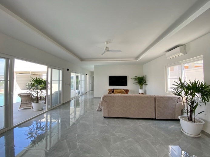 House for sale East Pattaya showing the living room 