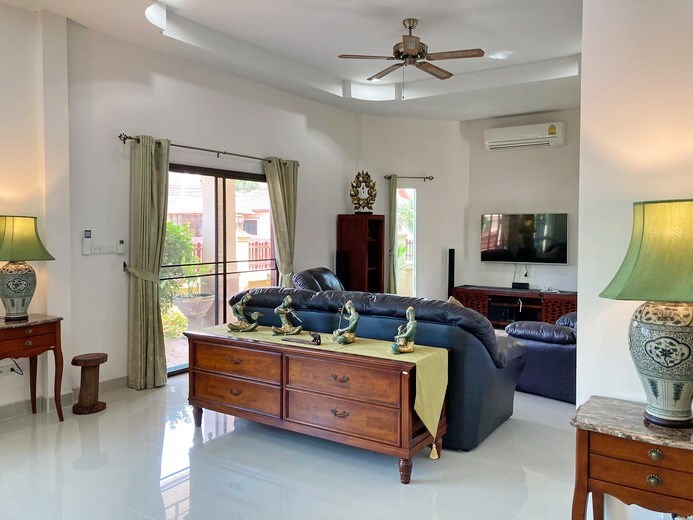 House for sale East Pattaya showing the living room 
