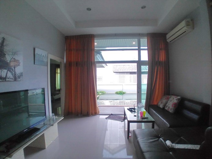 House for sale East Pattaya showing the living room with pool view 