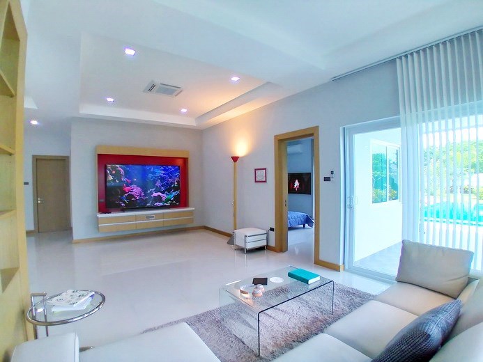 House for sale East Pattaya showing the living room and pool view House for sale East Pattaya showing the living room and pool view