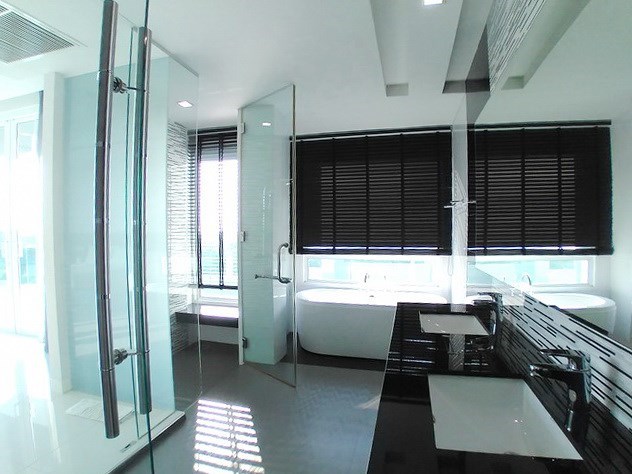 House for sale East Pattaya showing the master bathroom House for sale East Pattaya showing the master bathroom