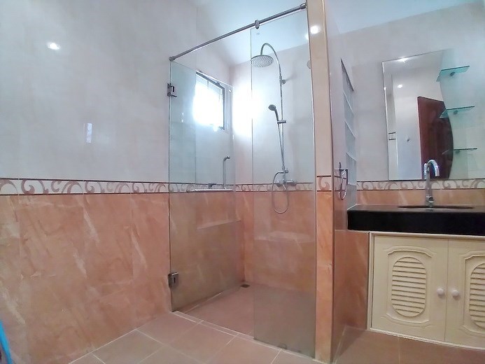 House for sale East Pattaya showing the master bathroom 