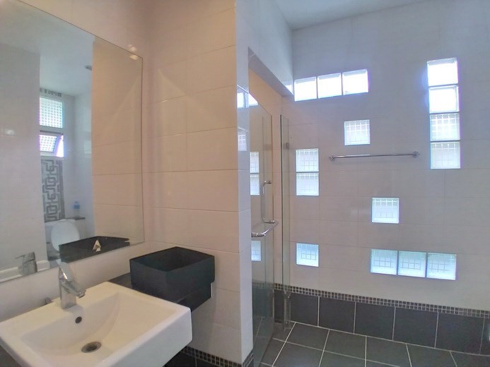 House for sale East Pattaya showing the master bathroom House for sale East Pattaya showing the master bathroom