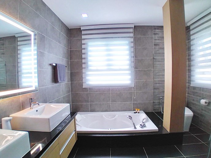 House for sale East Pattaya showing the master bathroom House for sale East Pattaya showing the master bathroom