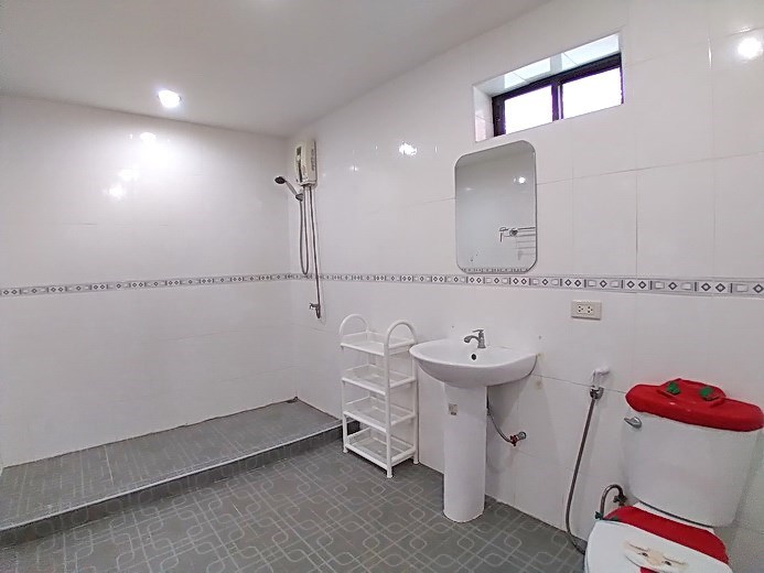 House for Sale East Pattaya showing the master bathroom 