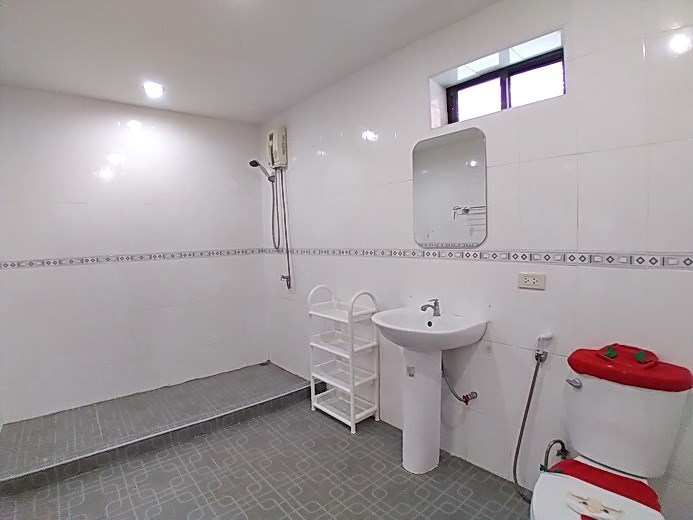 House for Sale East Pattaya showing the master bathroom House for Sale East Pattaya showing the master bathroom