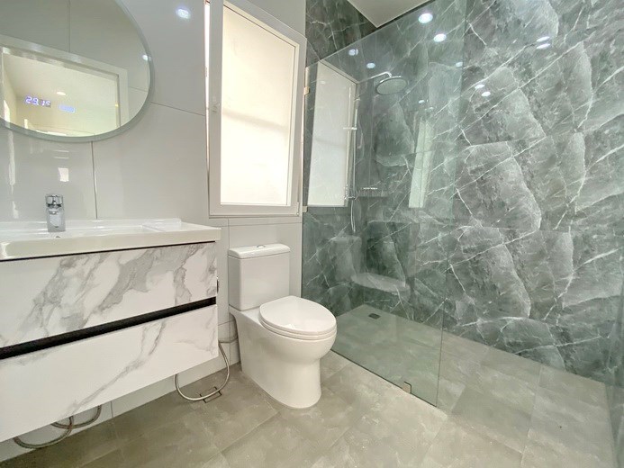House for sale East Pattaya showing the master bathroom