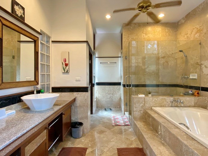 House for sale East Pattaya showing the master bathroom 