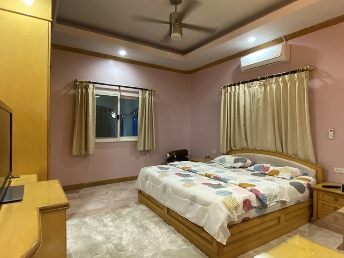 House for sale East Pattaya showing the master bedroom