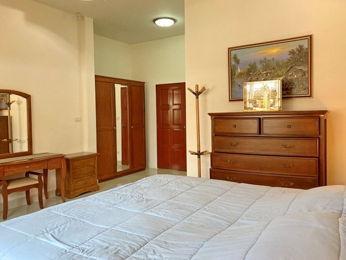 House for sale East Pattaya showing the master bedroom with furniture 