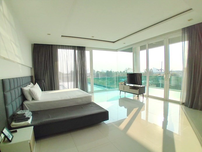 House for sale East Pattaya showing the master bedroom House for sale East Pattaya showing the master bedroom