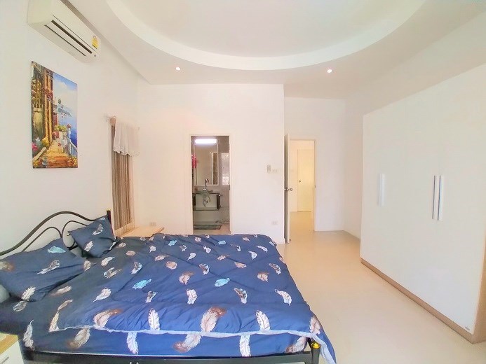 House for sale East Pattaya showing the master bedroom suite 