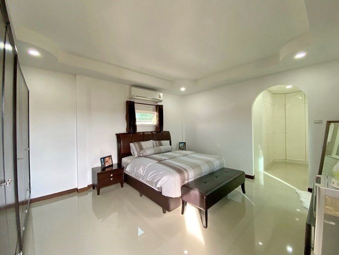 House for sale East Pattaya showing the mater bedroom 