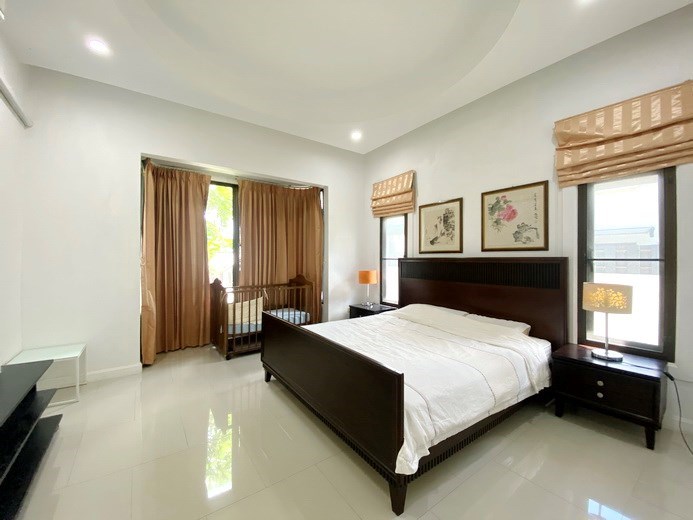 House for sale East Pattaya showing the master bedroom 