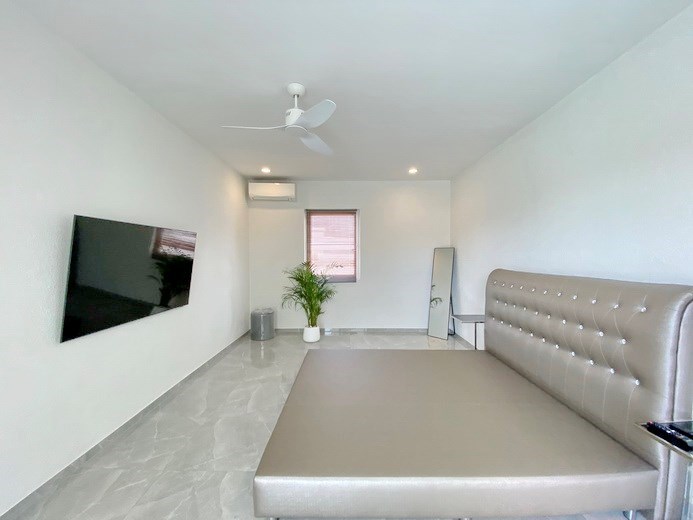 House for sale East Pattaya showing the master bedroom  