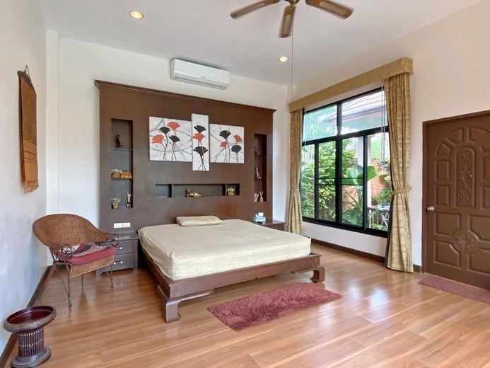 House for sale East Pattaya showing the master bedroom 