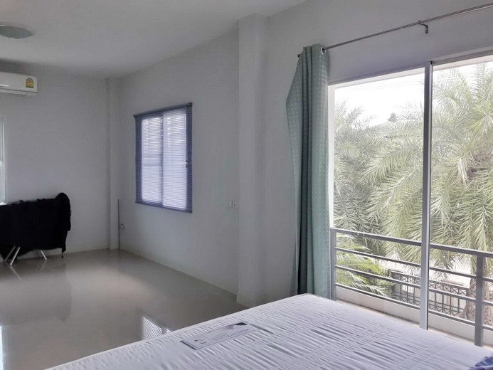 House for sale East Pattaya showing the master bedroom and balcony House for sale East Pattaya showing the master bedroom and balcony