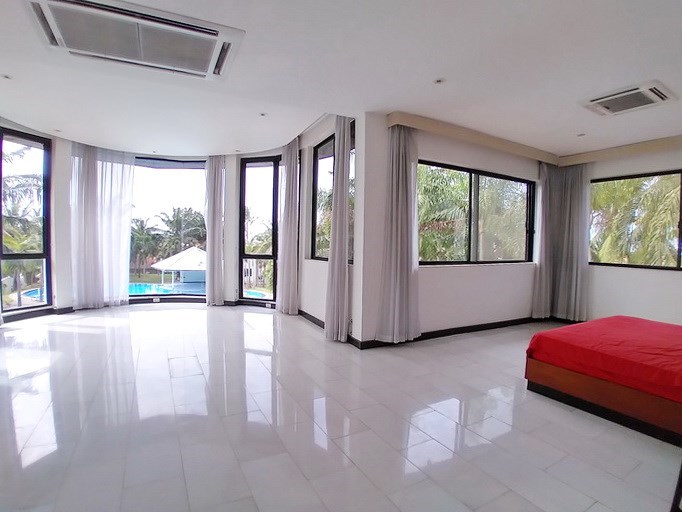 House for sale East Pattaya showing the master bedroom pool view House for sale East Pattaya showing the master bedroom pool view