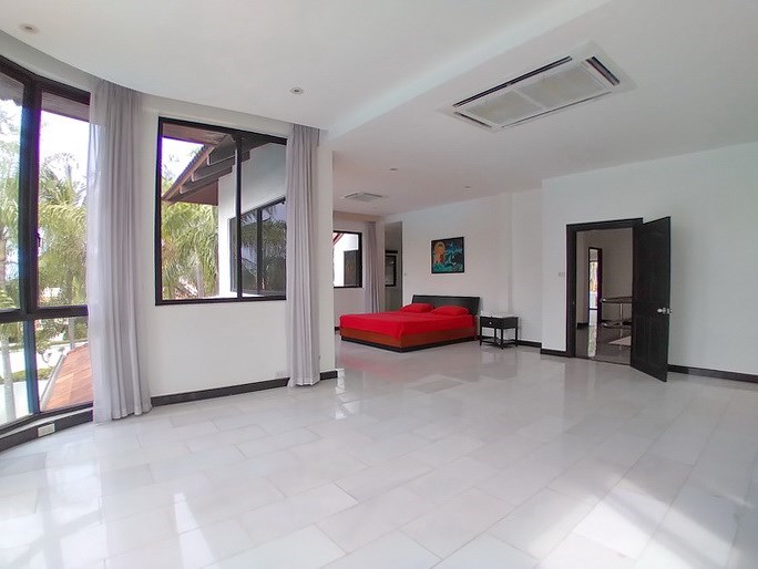 House for sale East Pattaya showing the master bedroom suite House for sale East Pattaya showing the master bedroom suite