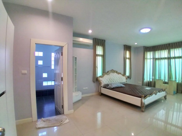 House for sale East Pattaya showing the master bedroom suite House for sale East Pattaya showing the master bedroom suite