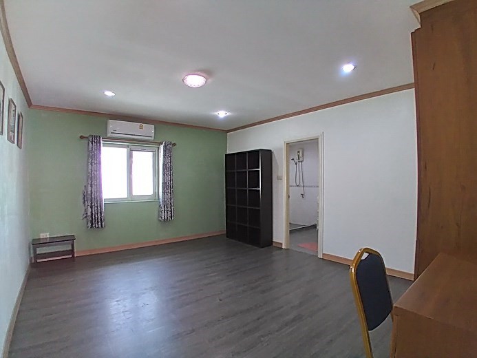 House for Sale East Pattaya showing the master bedroom suite House for Sale East Pattaya showing the master bedroom suite