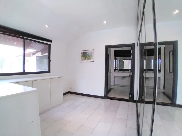 House for sale East Pattaya showing the walk-in wardrobes House for sale East Pattaya showing the walk-in wardrobes