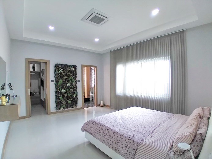 House for sale East Pattaya showing the master bedroom with walk-in wardrobes House for sale East Pattaya showing the master bedroom with walk-in wardrobes