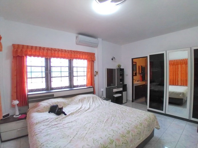 House for sale East Pattaya showing the master bedroom suite 