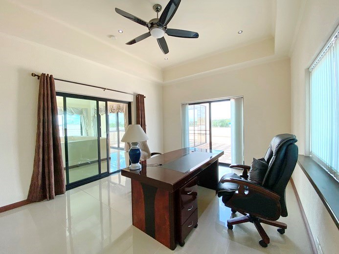 House for sale East Pattaya showing the office or 5th bedroom