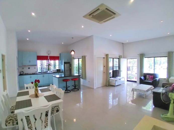 House for sale East Pattaya showing the open plan concept 