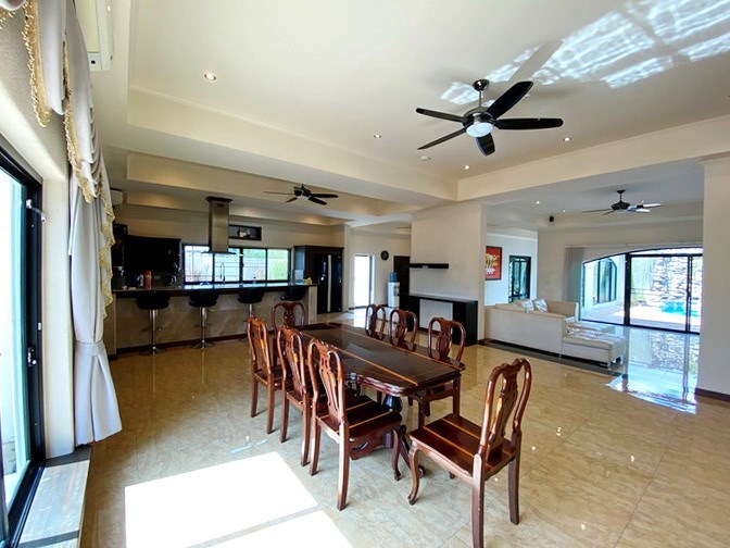 House for sale East Pattaya showing the open plan concept 