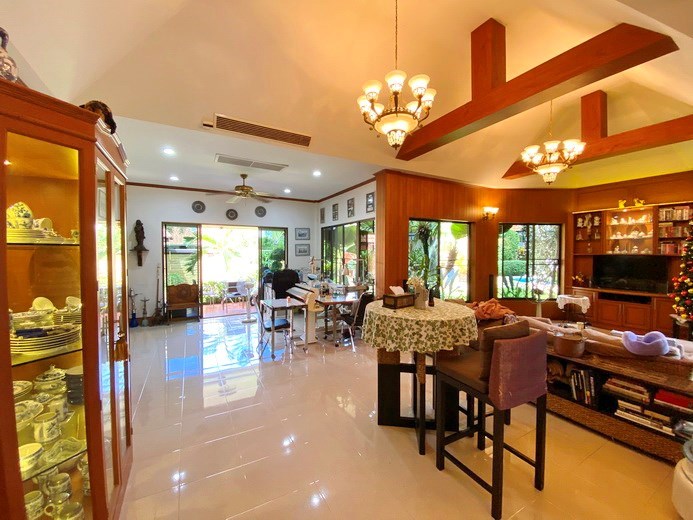 House for sale East Pattaya showing the open plan living area 