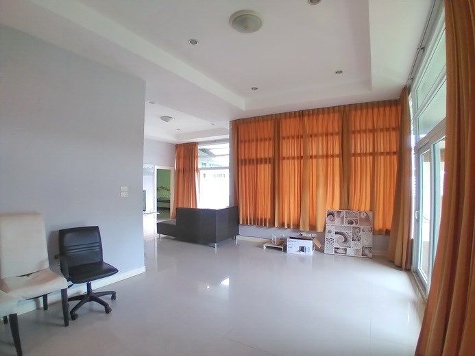 House for sale East Pattaya showing the open plan living area House for sale East Pattaya showing the open plan living area