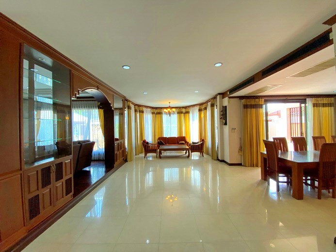 House for sale East Pattaya showing the open plan living area 