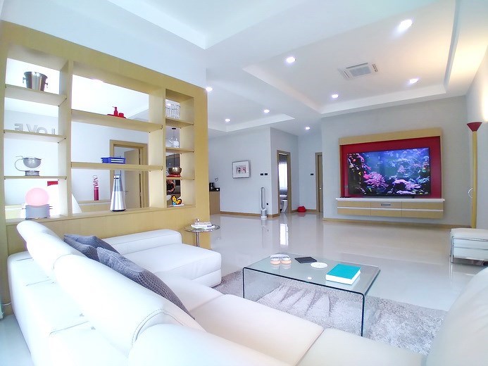 House for sale East Pattaya showing the open plan living area House for sale East Pattaya showing the open plan living area