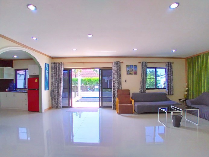 House for Sale East Pattaya showing the open plan living area 