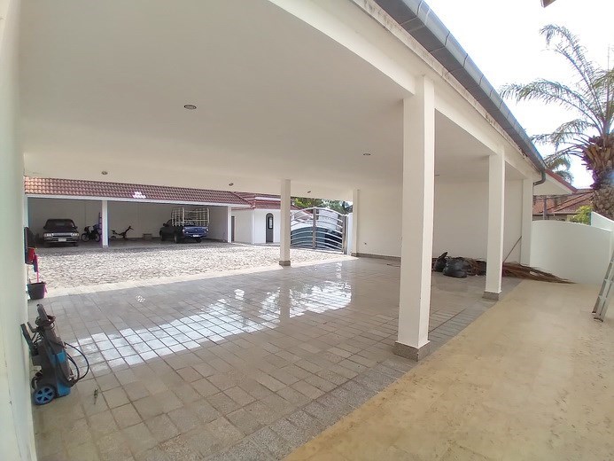 House for sale East Pattaya showing the second entrance and parking areas 