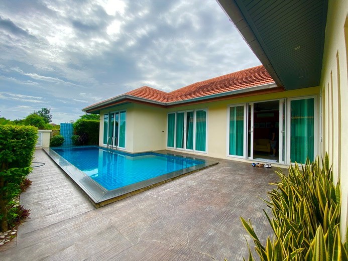 House for rent East Pattaya showing the pool and house 