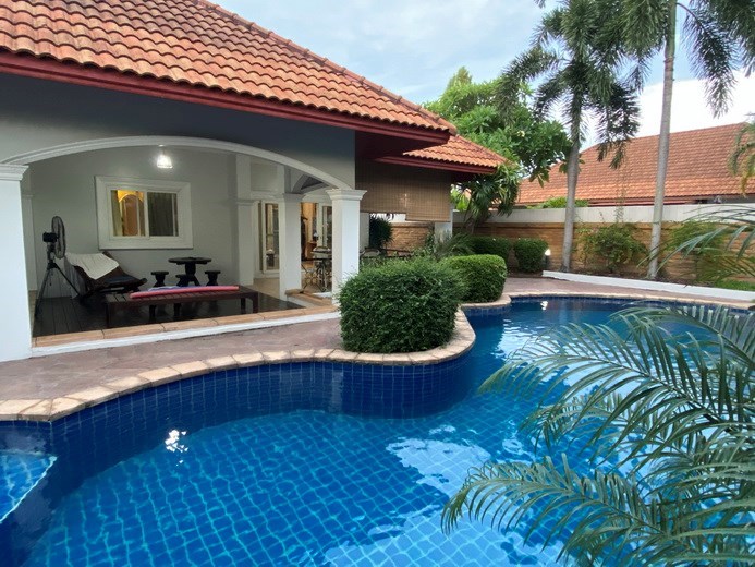 House for sale East Pattaya showing the pool and terrace 