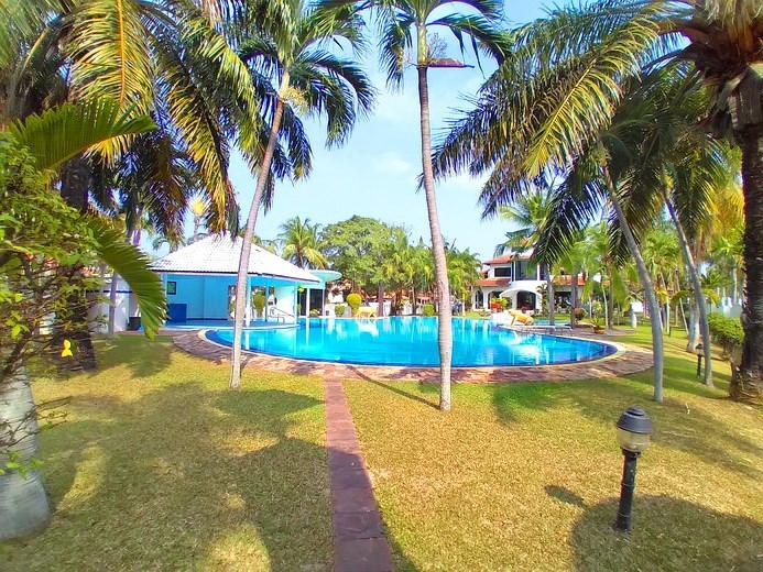House for sale East Pattaya showing the poolside, covered terrace and pool House for sale East Pattaya showing the poolside, covered terrace and pool