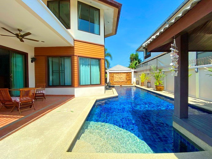 House for sale East Pattaya showing the poolside terrace 