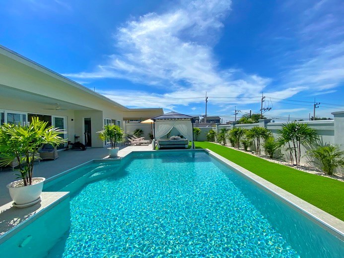 House for sale East Pattaya showing the private pool 