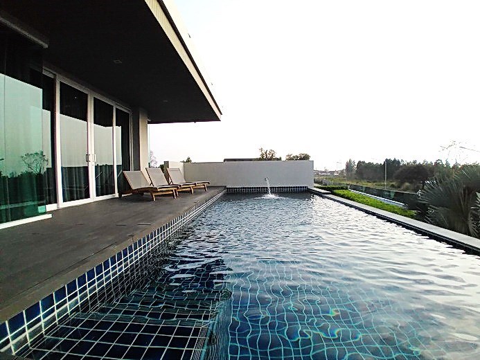 House for sale East Pattaya showing the private swimming pool House for sale East Pattaya showing the private swimming pool