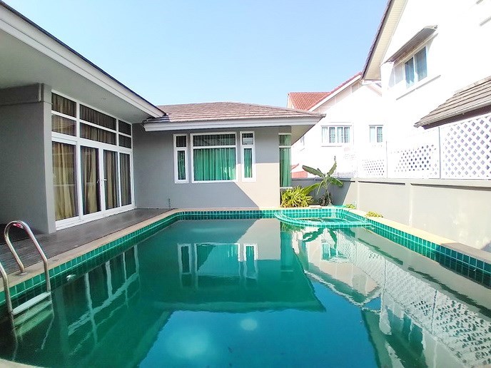 House for sale East Pattaya showing the private pool House for sale East Pattaya showing the private pool