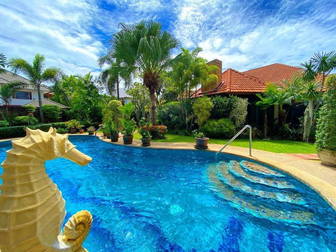 House for sale East Pattaya showing the private pool 